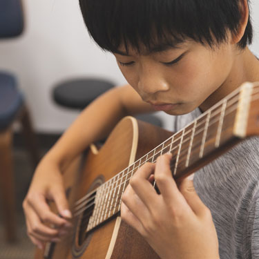 Guitar-lesson-close-up